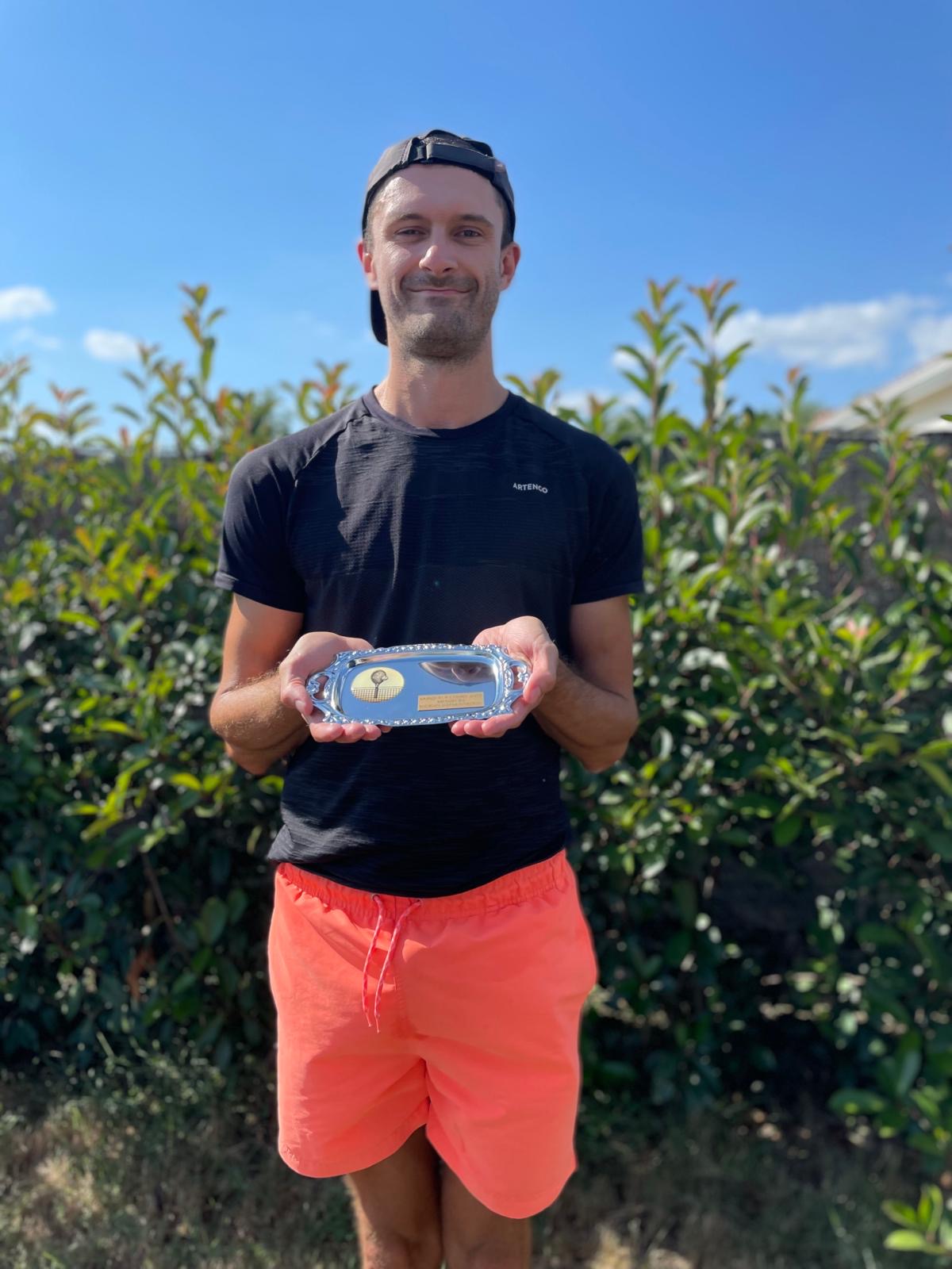 Armand avec un mini trophée